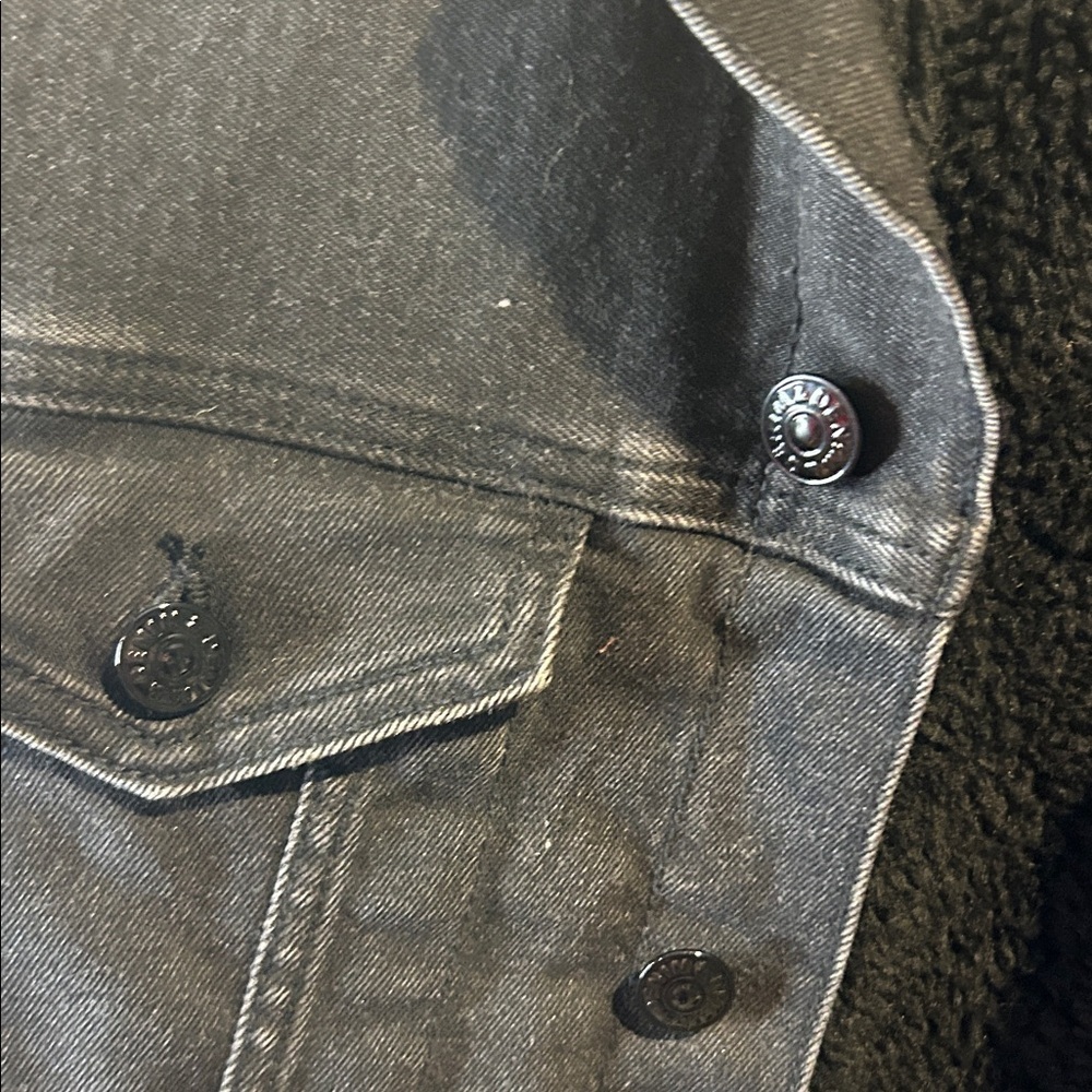 Women’s Black Sherpa-Lined Denim Jacket - Picture 5 of 9